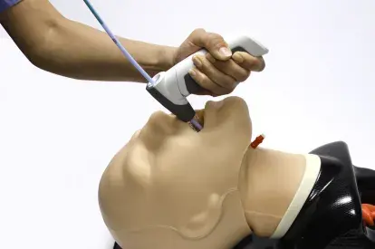 3. Bajo visión directa usando una línea de visión recta, introduzca la guía entre las cuerdas vocales hasta alcanzar la profundidad adecuada.