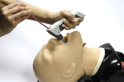 5. Deslice un tubo endotraqueal sobre la guía hacia la tráquea a la profundidad adecuada según su protocolo estándar, luego retire la guía y confirme la ventilación.