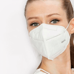 Demostración de cómo queda la mascarilla KN95 FFP2 en una persona