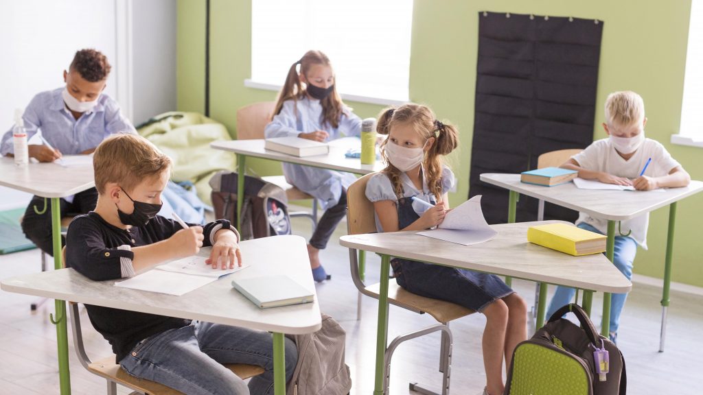 Niños en la escuela con mascarillas