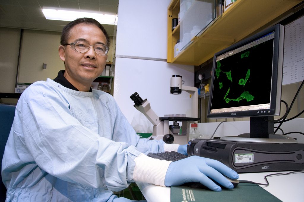 El Profesor Linfa Wang en su laboratorio